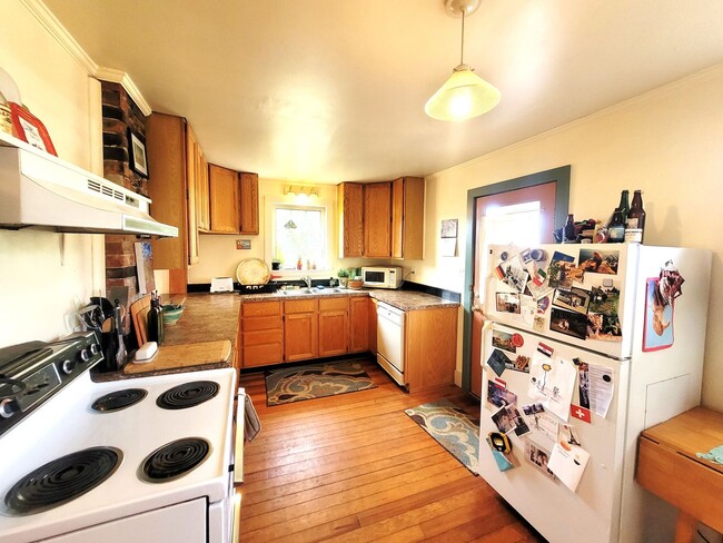 Building Photo - Charming Three Bedroom Home with Large Fen...