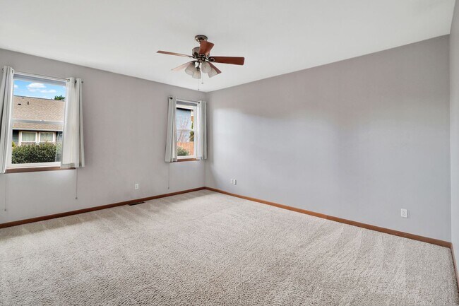 Building Photo - 3 Bed 2 Bath - Fairway Point - Pet per Approval - Fenced Backyard