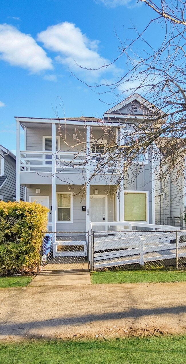 Building Photo - Duplex upper unit in Central District