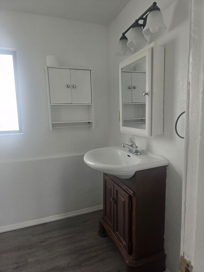 Building Photo - 3 Bedroom 1 Bathroom Home