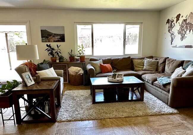 Building Photo - 825 Banyan Dr