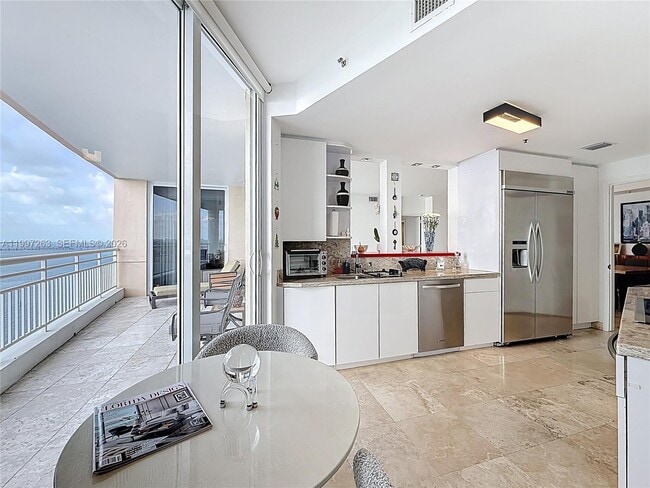 Building Photo - 808 Brickell Key Dr