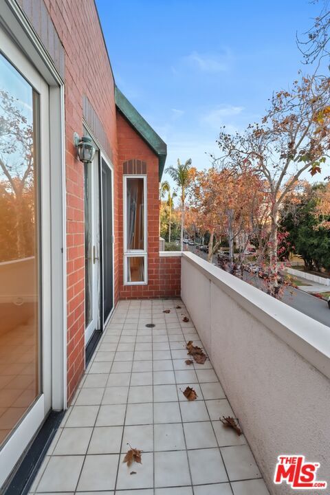 Building Photo - 121 N Almont Dr