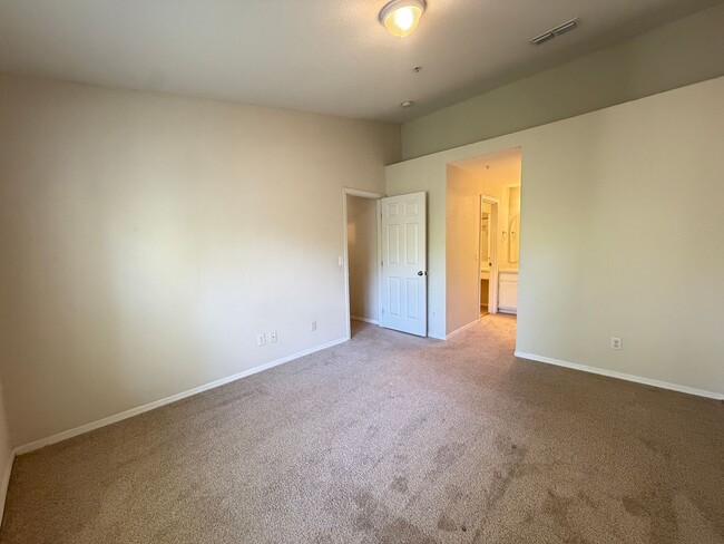 Building Photo - Top-Floor Condo in Grand Reserve at Windor Parke