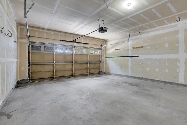 Building Photo - $2,295.00, 2 bedroom plus office, 2 bathro...