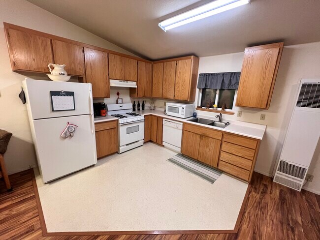 Building Photo - 21896 Fallview Dr