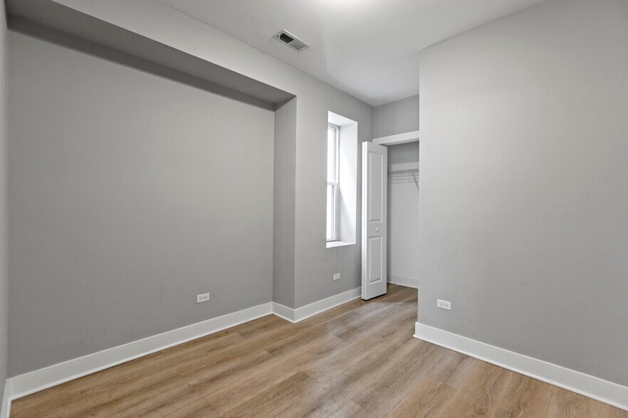 Building Photo - 3701 W Diversey Ave