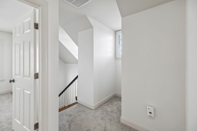 Building Photo - 107 Gladstone Ln