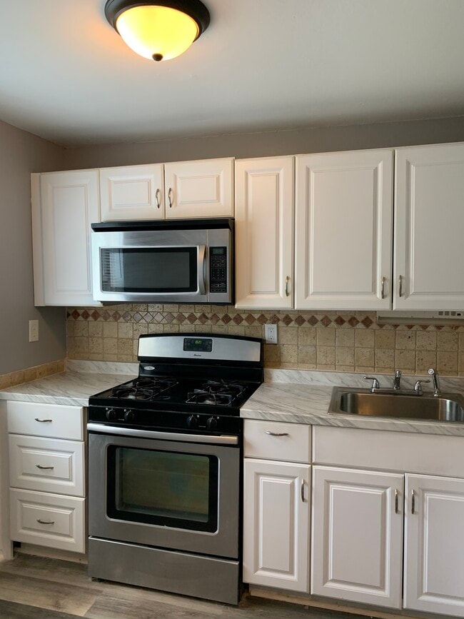 Building Photo - 121 E Gate Ln