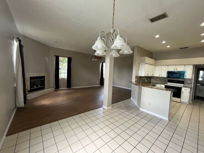 Building Photo - 3708 Molona Dr