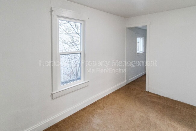 Building Photo - 2911 E Rowan Ave