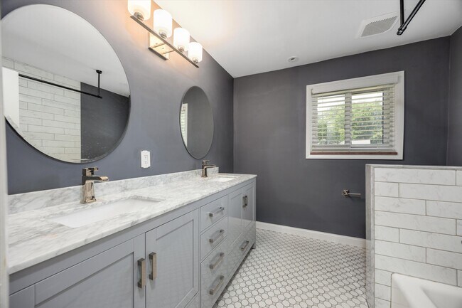 Building Photo - 4790 Belzair Dr