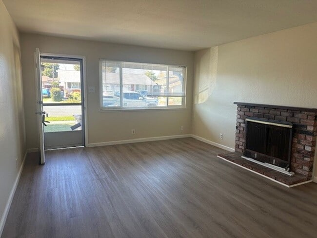 Building Photo - 55-1402