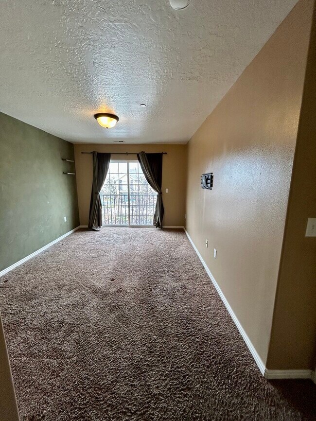Building Photo - Bright 3-Bed, 2-Bath Condo with Mountain Views & Community Amenities