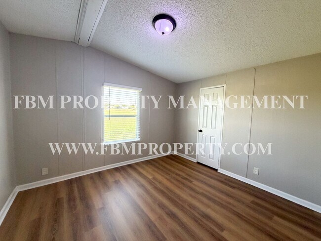 Building Photo - 135 SE County Rd 3144