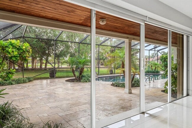 Building Photo - 417 N Country Club Dr