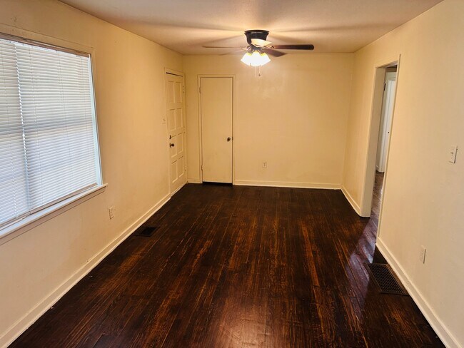 Building Photo - 3145 Woodview Dr