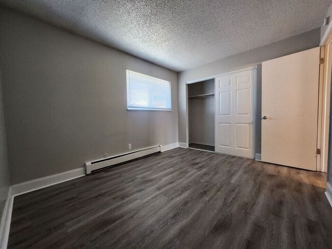 Building Photo - Updated 2-Bed, 1-Bath Apartment – On-Site Laundry | Move-In Special: Get 50% Off Your First Month...