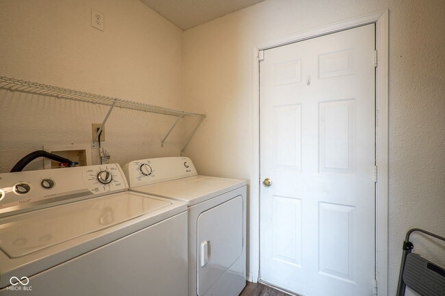Building Photo - 1723 Farm Meadow Dr