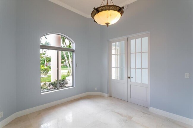 Building Photo - 15683 Cypress Park Dr