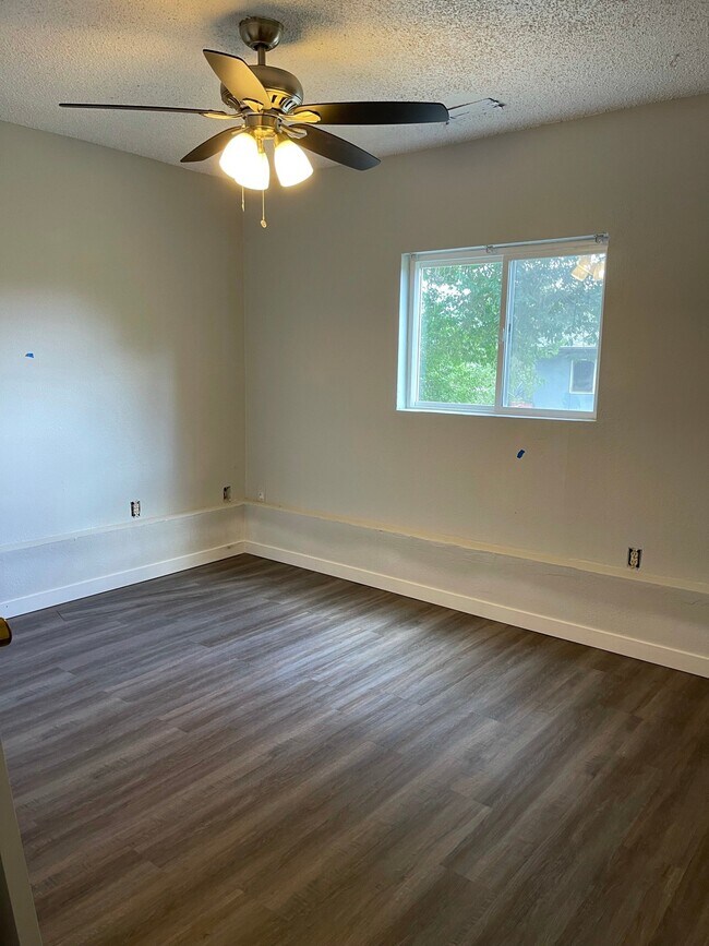 Building Photo - 349 Gahart Dr