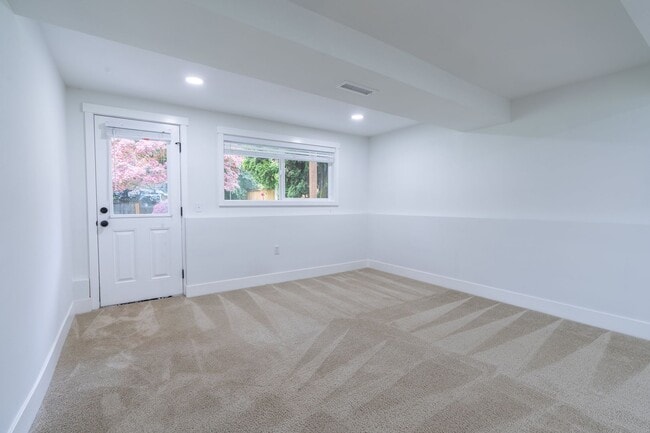 Building Photo - 4bed/3bath home in Finn Hill