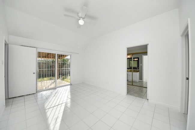 Building Photo - 10011 Berry Limb Dr