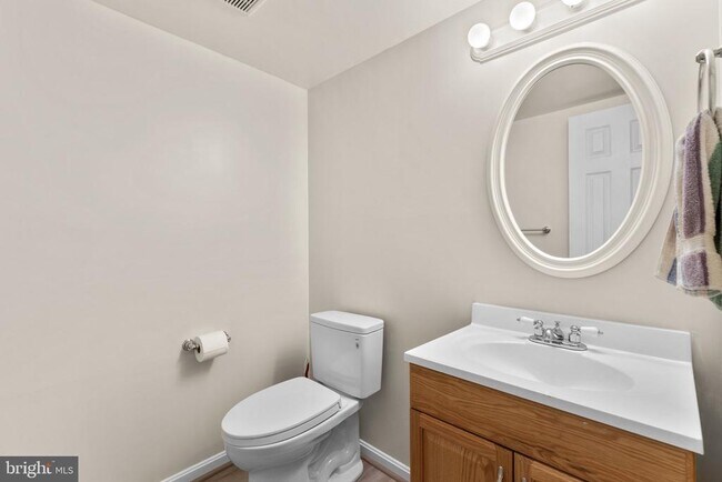 Building Photo - 15649 Mews Ct