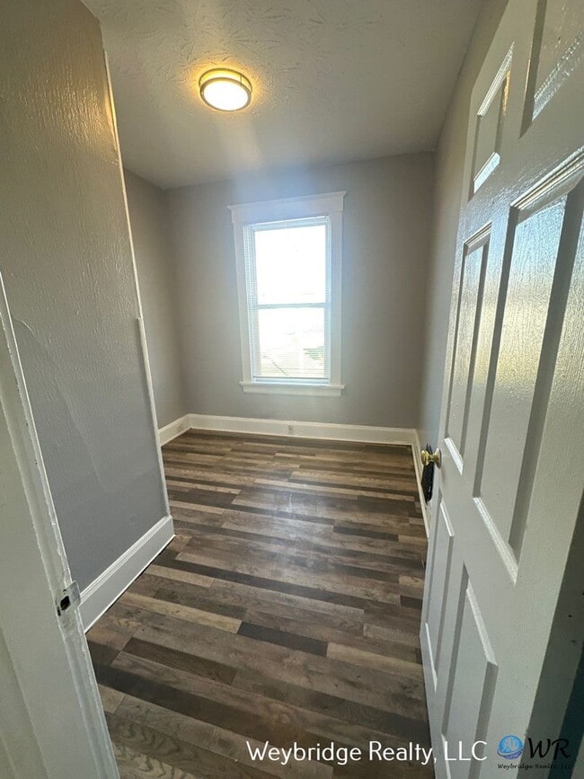 Building Photo - 407 Jackson Ave