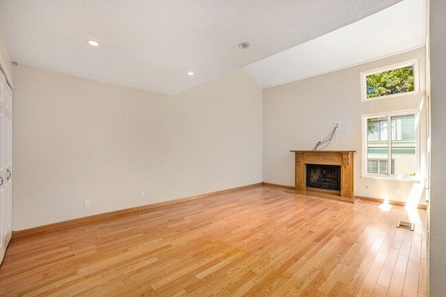 Building Photo - 109 Carob Ln