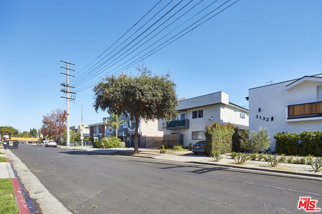 Building Photo - 3126 S Canfield Ave