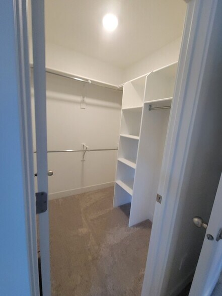 Building Photo - 7244 N Silver Spring Way