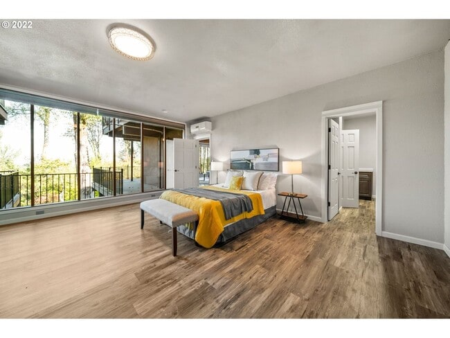 Building Photo - 5 bedroom 4 Bathroom Spectacular Townhome ~ Parking, A/C and More!