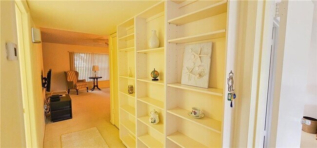 Building Photo - Annual Fully Furnished 2/2 Condo with Golf...