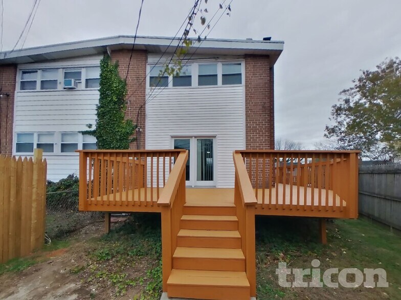 Building Photo - 137 Crum Creek Dr