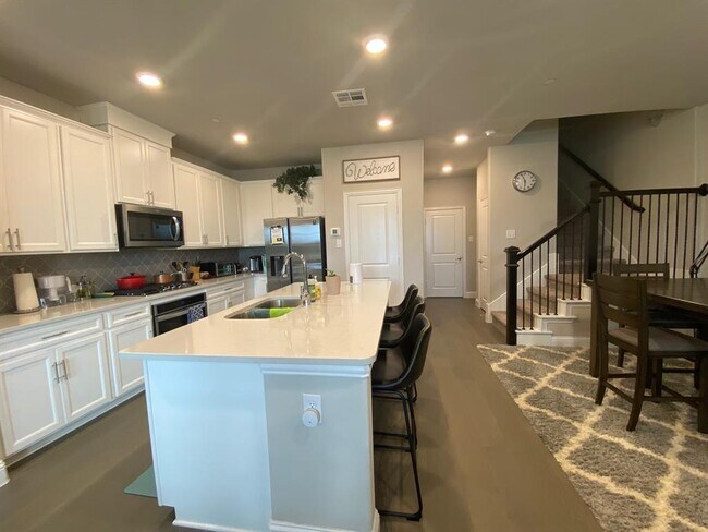 Building Photo - 2008 Naples Dr