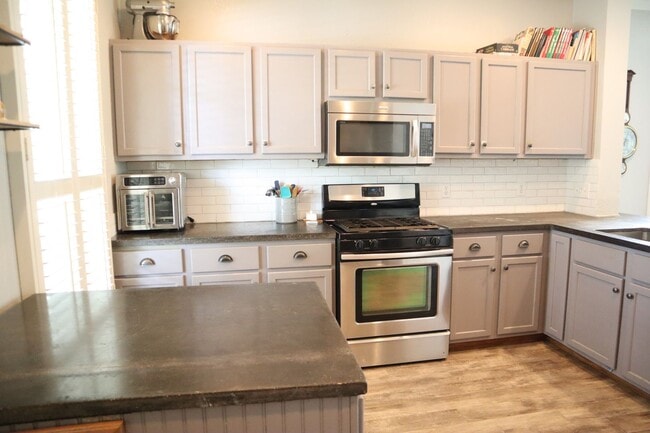 Building Photo - 4 Bed 2.5 Home in San Marcos, TX