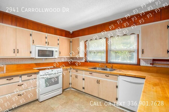 Building Photo - Spacious 3 Bedroom - Call Leasing Agent Li...