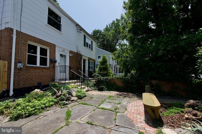 Building Photo - 5715 Fenwick Dr