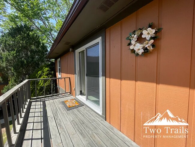 Building Photo - CHARMING UPSTAIRS CONDO IN HENDERSONVILLE