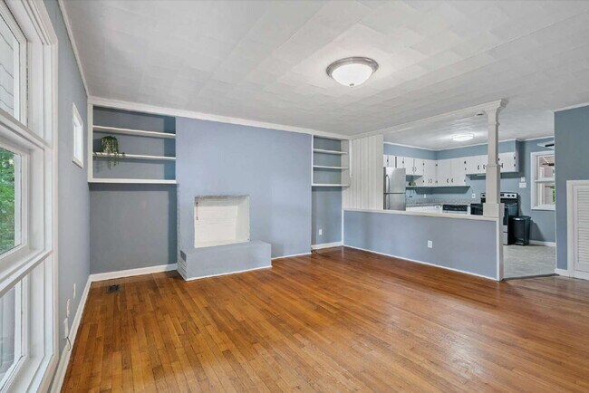 Building Photo - Charming 2-Bed Home with Hardwood Floors and Fenced in Yard