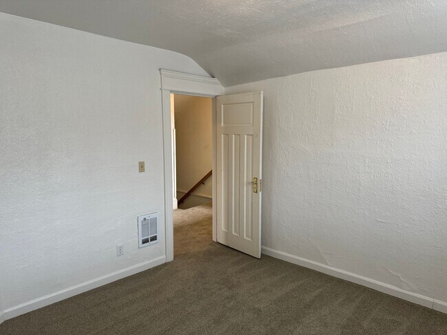 Building Photo - Large 4 bedroom, 1.5 bathroom farm house on River Rd!