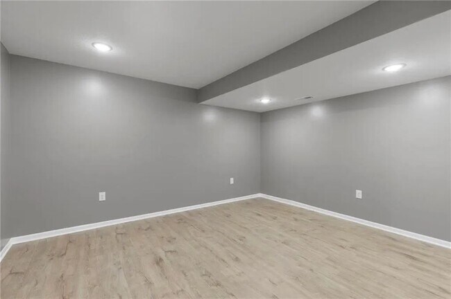 Building Photo - 135 Cedar Ct