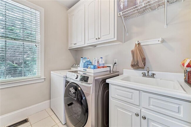 Building Photo - 870 Longstone Landing