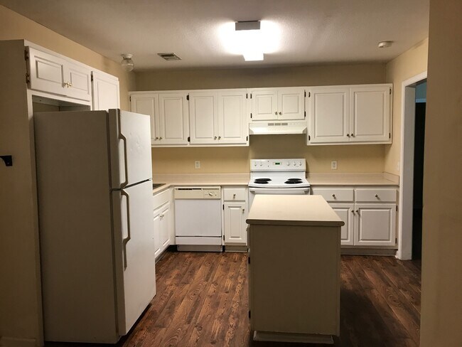 Building Photo - 5606 Landings Pkwy