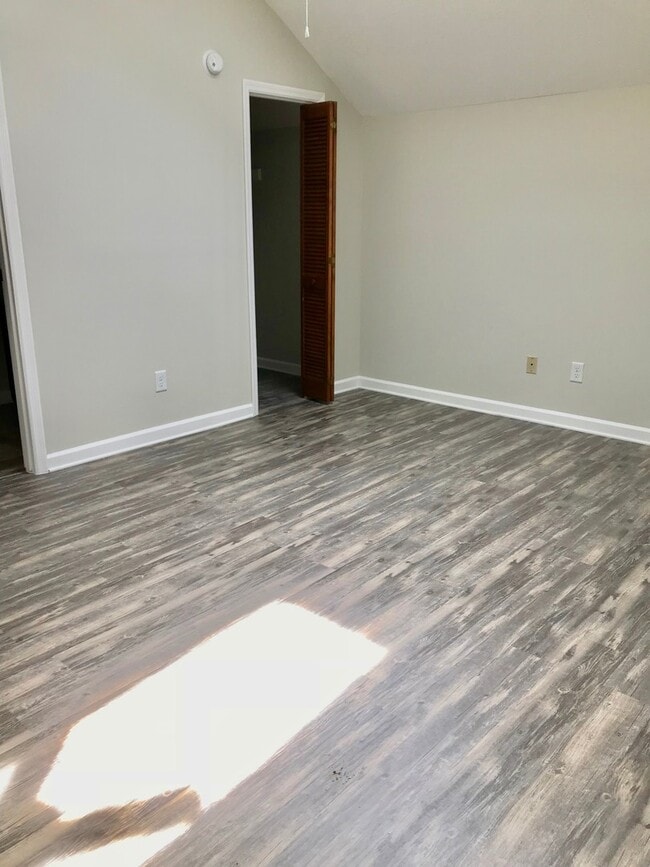 Building Photo - Golf Colony 2 Bed/2 Bath Loft Style Condo