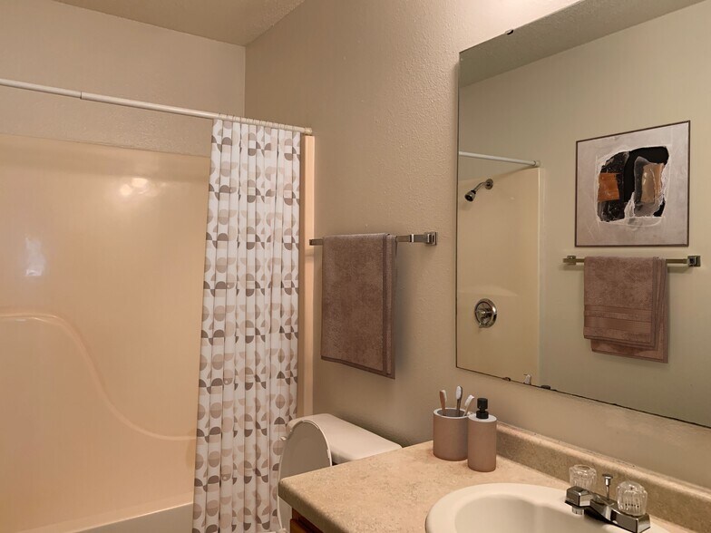 Building Photo - 1415 14th Ave E