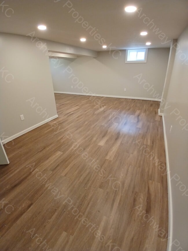 Building Photo - 5103 Long Dr