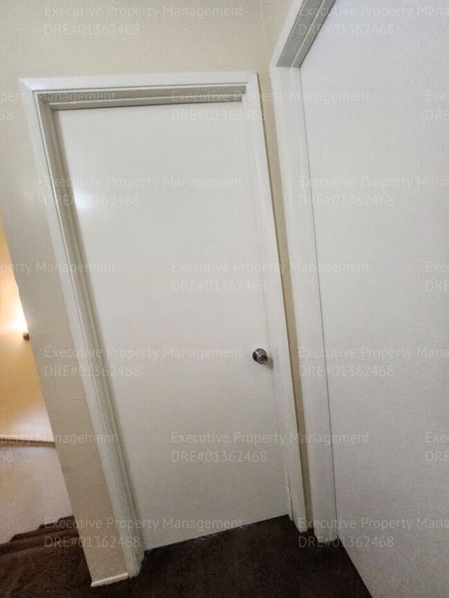 Building Photo - Townhouse unit. 2 bedrooms 1.5 bath call o...