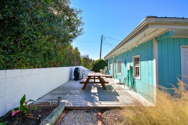 Building Photo - Off Season Coastal Cottage September 2026 through Mid February 2027- Fully Furnished- 3 Month Min...